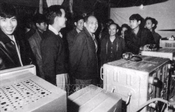 Trong ảnh: Đồng chí Võ Chí Công, Bí thư Khu ủy khu 5 đến thăm cơ sở thu phát tin bằng máy Teletype của Đài minh ngữ thuộc TTXGP. Ảnh: Tư liệu TTXGP