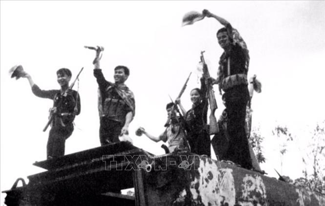 Trong ảnh: Chiến công diệt xe tăng của chiến sĩ TTXGP trong trận càn Junction City (1967). Nhiều cán bộ, phóng viên, nhân viên TTXGP vừa dũng cảm chiến đấu bảo vệ căn cứ, tiêu diệt địch, nhiều đồng chí đã anh dũng hy sinh. Ảnh: Tư liệu TTXGP