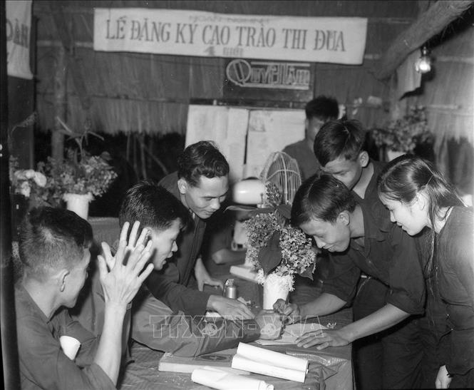 Trong ảnh: Đoàn viên thanh niên TTXGP tại căn cứ ký kết giao ước thi đua. Ảnh: Tư liệu TTXGP