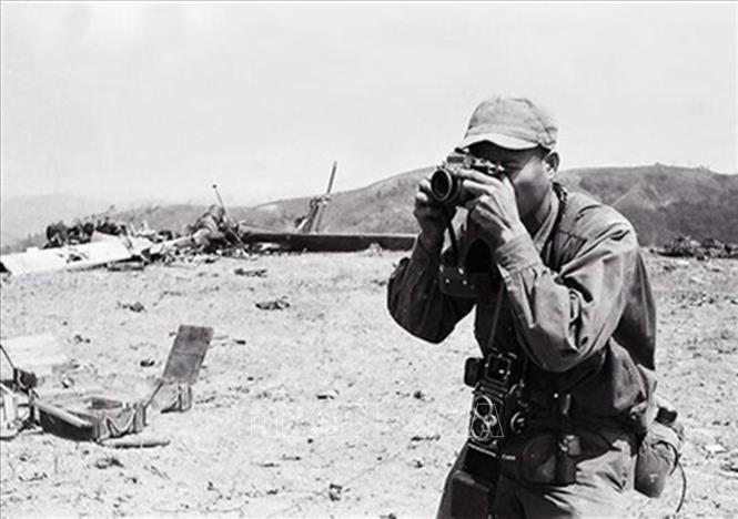 Trong ảnh: Liệt sĩ - nhà báo Lương Nghĩa Dũng, phóng viên chiến trường của VNTTX đã hy sinh ngay trên xe tăng của quân giải phóng truy kích địch trong chiến dịch xuân-hè 1972. Ảnh: Tư liệu VNTTX