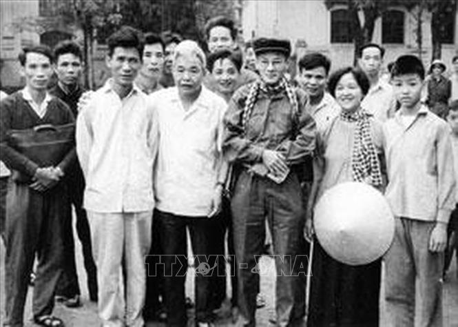Trong những năm kháng chiến chống Mỹ, VNTTX ở miền Bắc đã chi viện cho chiến trường miền nam hơn 450 cán bộ chủ chốt, phóng viên, biên tập viên, nhân viên kỹ thuật, chưa kể hàng trăm lượt cán bộ, phóng viên, biên tập viên và nhân viên kỹ thuật từ miền bắc theo các mũi tiến quân, tham gia các chiến dịch ở khắp các chiến trường miền nam, Lào, Campuchia; trong đó tiêu bểu nhất là lớp phóng viên chiến trường GP10. Trong ảnh: Gia đình và đồng nghiệp tiễn Phó Tổng biên tập VNTTX Trần Thanh Xuân (đội mũ) dẫn đầu đoàn phóng viên GP10 vào chiến trường miền Nam. Ảnh: Tư liệu VNTTX