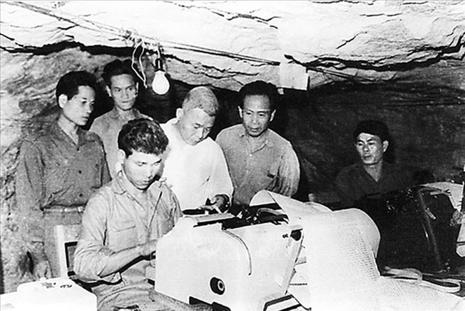 Năm 1972, VNTTX đã mở lớp đào tạo cấp tốc hơn 150 cán bộ, phóng viên, nhân viên kỹ thuật (lớp đó gọi là GP 10), sau đó, cuối tháng 3/1973 được đưa vào các chiến trường từ Quảng Trị tới Nam Bộ, do đồng chí Phó Tổng biên tập VNTTX Trần Thanh Xuân dẫn đầu, để tăng cường kịp thời cho các chiến trường. Trong ảnh: Tổng biên tập VNTTX Đào Tùng tại cơ sở thu phát Teletype của Thông tấn xã Lào tại chiến khu Vieng xay (Sầm Nưa) thời kỳ kháng chiến chống Mỹ. Ảnh: Tư liệu VNTTX