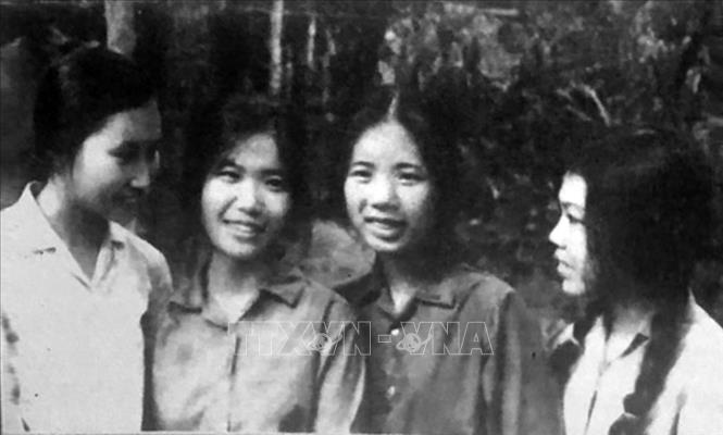 Trong ảnh: 4 nữ phóng viên VNTTX tăng cường cho TTXGP tại khu vực chiến trường Trung Trung bộ năm 1973. Ảnh: Tư liệu VNTTX