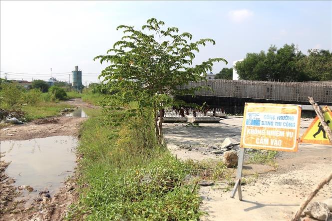 Trong ảnh: Dự án đường nối Phạm Văn Đồng đến nút giao thông Gò Dưa- Quốc lộ 1 thi công dang dở. Ảnh: Trần Xuân Tình - TTXVN
