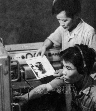 Trong ảnh: Kỹ thuật viên TTXGP thử nghiệm thu phát ảnh trên hệ thống máy Telephoto hiện đại nhất ở Việt Nam lúc bấy giờ (năm 1974) do Cộng hòa Dân chủ Đức hỗ trợ. Ảnh: Tư liệu TTXGP