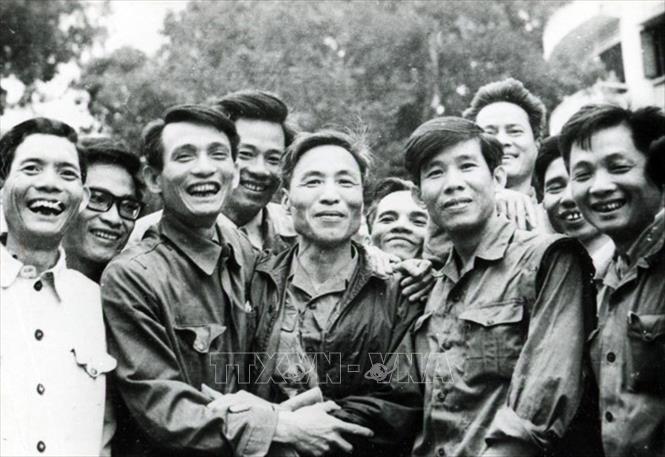 Trong ảnh: Phó Tổng biên tập Đỗ Phượng (thứ ba bên trái) tiễn đoàn phóng viên VNTTX vào chiến trường B, tháng 3/1975. Ảnh: Tư liệu VNTTX