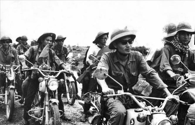 Trong chiến dịch Hồ Chí Minh lịch sử, TTXGP tung ra hai cánh quân lớn cùng với một số phóng viên VNTTX bám sát các đơn vị chủ lực, thông tin nhanh về các trận đánh, về tình hình chiến trường, về các bước tiến quân như vũ bão của bộ đội, tiếp quản các vùng giải phóng…Trong ảnh: Phóng viên VNTTX cùng các đồng nghiệp TTXGP trước cửa ngõ Sài Gòn sáng sớm 30/4/1975. Ảnh: Tư liệu VNTTX