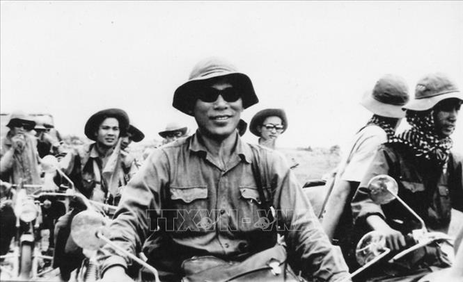 Trong chiến dịch Hồ Chí Minh lịch sử, TTXGP tung ra hai cánh quân lớn cùng với một số phóng viên VNTTX bám sát các đơn vị chủ lực, thông tin nhanh về các trận đánh, về tình hình chiến trường, về các bước tiến quân như vũ bão của bộ đội, tiếp quản các vùng giải phóng…Trong ảnh: Phóng viên VNTTX và TTXGP trên đường vào Sài Gòn, ngày 30/4/1975. Ảnh: Tư liệu VNTTX 
