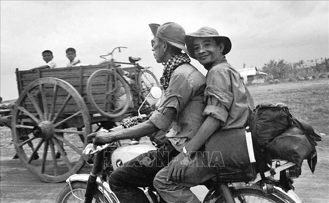 Trong chiến dịch Hồ Chí Minh lịch sử, TTXGP tung ra hai cánh quân lớn cùng với một số phóng viên VNTTX bám sát các đơn vị chủ lực, thông tin nhanh về các trận đánh, về tình hình chiến trường, về các bước tiến quân như vũ bão của bộ đội, tiếp quản các vùng giải phóng…Trong ảnh: Phóng viên TTXGP Nguyễn Đức Giáp (người ngồi sau) cùng đồng nghiệp trên đường tiến về Sài Gòn trong chiến dịch Hồ Chí Minh, tháng 4/1975. Ảnh: Tư liệu TTXGP