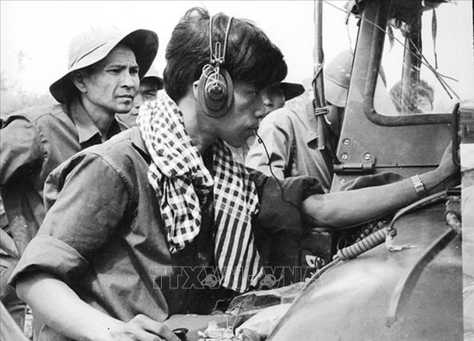 Trong ảnh: Điện báo viên VNTTX dừng chân ở Trảng Bàng (Tây Ninh) để chuyển về căn cứ tin Tổng thống ngụy quyền Dương Văn Minh tuyên bố đầu hàng, ngày 30/4/1975. Ảnh: Tư liệu VNTTX