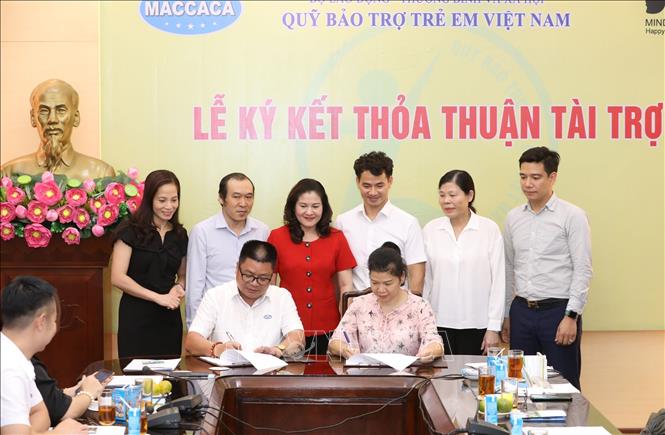 Trong ảnh: Bà Lê Tuyết Mai, Phó Giám đốc Quỹ Bảo trợ trẻ em Việt Nam ký kết thỏa thuận hỗ trợ trẻ em với ông Lê An Trung, Tổng Giám đốc CTCP Macca Nutrition. Ảnh: Anh Tuấn – TTXVN