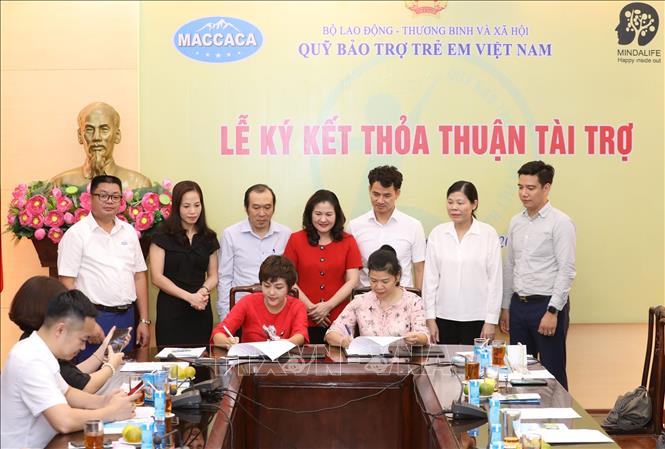 Trong ảnh: Bà Lê Tuyết Mai, Phó Giám đốc Quỹ Bảo trợ trẻ em Việt Nam ký kết thỏa thuận hỗ trợ trẻ em với bà Lê Yến Hoa, Giám đốc CTCP Mindalifle. Ảnh: Anh Tuấn – TTXVN