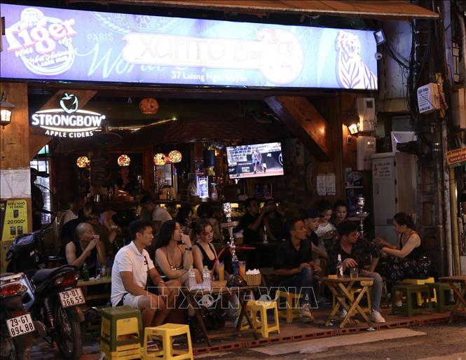 Trong ảnh: Quán bar trên phố Lương Ngọc Quyến đã mở cửa đón khách từ tối 15/9 (ảnh chụp lúc 23h39 ngày 15/9). Ảnh: Hoàng Hiếu - TTXVN