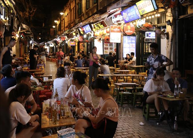 Trong ảnh: Nhiều quán trên phố Tạ Hiện (quận Hoàn Kiếm) đã đông khách (ảnh chụp 23h30 tối 15/9). Ảnh: Hoàng Hiếu - TTXVN