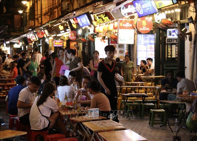 Trong ảnh: Khách đông đúc trên phố Tạ Hiện. Ảnh: Hoàng Hiếu - TTXVN