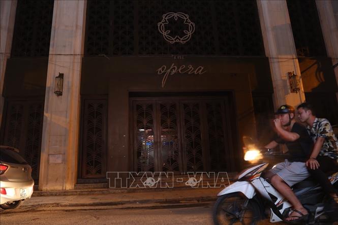 Trong ảnh: Nhiều quán bar, club trên quận Hoàn Kiếm vẫn đóng cửa (ảnh chụp 0h15 ngày 16/9). Ảnh: Hoàng Hiếu - TTXVN