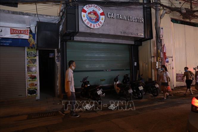 Trong ảnh: Một quán bar trên phố Lương Ngọc Quyến vẫn đóng cửa (ảnh chụp 0h5 ngày 16/9). Ảnh: Hoàng Hiếu - TTXVN