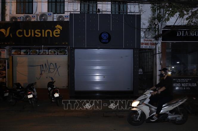 Trong ảnh: Nhiều quán bar, club trên quận Hoàn Kiếm vẫn đóng cửa (ảnh chụp 0h10 ngày 16/9). Ảnh: Hoàng Hiếu - TTXVN