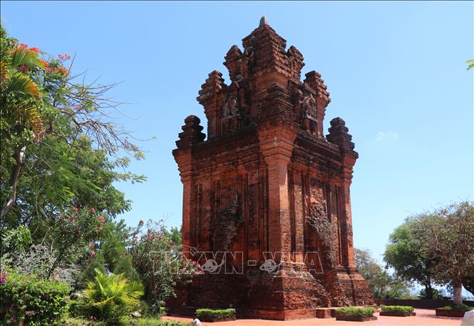 Tháp Nhạn được người Chăm xây dựng bằng gạch nung xếp chồng lên nhau vào khoảng thế kỉ XII trên núi Nhạn thuộc phường 1, thành phố Tuy Hòa. Ảnh: Phạm Cường-TTXVN