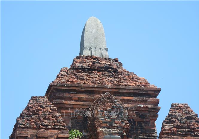 Trên đỉnh tháp Nhạn là hình tượng Linga bằng đá được điêu khắc công phu. Ảnh: Phạm Cường-TTXVN