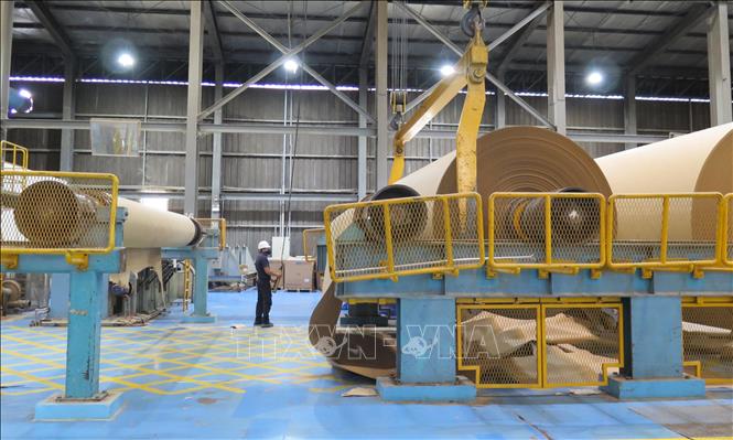 Trong ảnh: Công nhân điều khiển dây chuyền sản xuất giấy bao bì tại Công ty TNHH Giấy Vina Kraft trong Khu công nghiệp Mỹ Phước 3, thị xã Bến Cát, tỉnh Bình Dương. Ảnh: Minh Hưng-TTXVN                                           