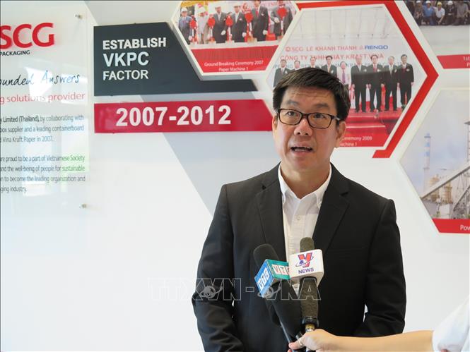 Trong ảnh: Ông Sompob Witworrasakul, Tổng Giám đốc công ty Giấy Vina Kraft cho biết trước khi đầu tư, chúng tôi đã tìm hiểu khu vực nào tốt nhất để đầu tư và Bình Dương là nơi được chúng tôi lựa chọn. Ảnh: Minh Hưng-TTXVN                                                      