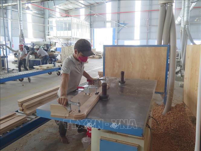 Trong ảnh: Sản xuất đồ gỗ xuất khẩu tại nhà máy của công ty Triệu Phú Lộc. Ảnh: Minh Hưng-TTXVN                               