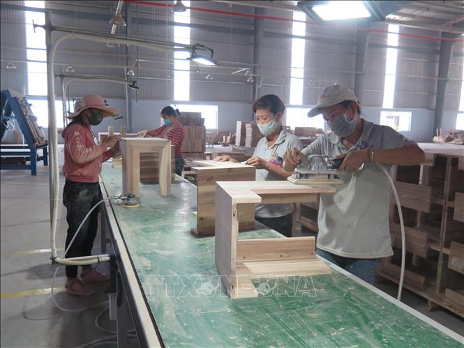 Trong ảnh: Sản xuất đồ gỗ xuất khẩu tại nhà máy của công ty Triệu Phú Lộc. Ảnh: Minh Hưng-TTXVN                                               