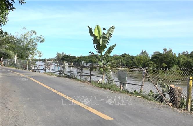 Trong ảnh: Hàng rào tạm cảnh báo nguy hiểm được dựng tại khu vực sạt lở. Ảnh: TTXVN phát