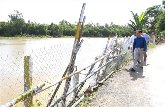 Trong ảnh: Sáng 16/9/2020, đại diện Sở Nông nghiệp và phát triển nông thôn tỉnh Đồng Tháp cùng lãnh đạo huyện Hồng Ngự đã đến khảo sát khu vực sạt lở, bàn giải pháp khắc phục. Ảnh: TTXVN phát