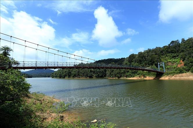 Trong ảnh: Cầu treo bản Đông Mệt 1. Ảnh: Phan Tuấn Anh - TTXVN
