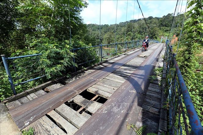 Trong ảnh: Hai tấm sắt được lót dọc hai bên lối đi để các phương tiện có thể đi lại. Ảnh: Phan Tuấn Anh - TTXVN
