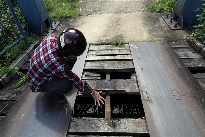Trong ảnh: Những lỗ hổng trên mặt cầu rộng khoảng 40cm gây nguy hiểm cho người dân khi tham gia giao thông. Ảnh: Phan Tuấn Anh - TTXVN