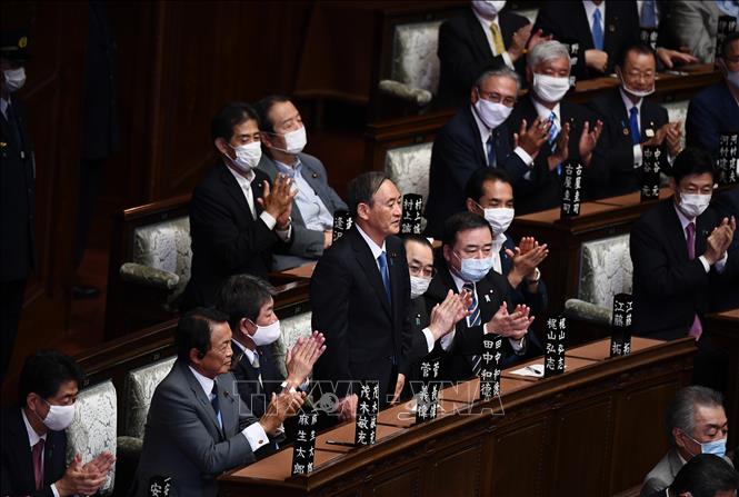 Trong ảnh: Tân Chủ tịch đảng Dân chủ Tự do (LDP) cầm quyền Yoshihide Suga (giữa) được bầu làm Thủ tướng Nhật Bản tại phiên họp Quốc hội ở Tokyo ngày 16/9/2020. Ảnh: AFP/TTXVN