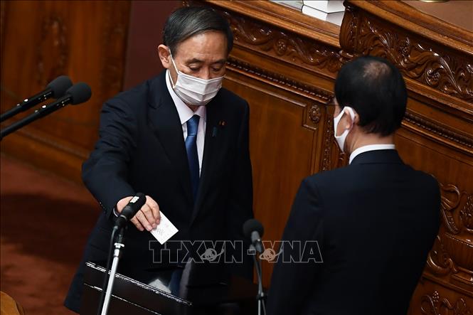 Trong ảnh: Tân Chủ tịch đảng Dân chủ Tự do (LDP) cầm quyền Yoshihide Suga (trái) bỏ phiếu tại phiên họp Quốc hội Nhật Bản ở Tokyo ngày 16/9/2020. Ảnh: AFP/TTXVN