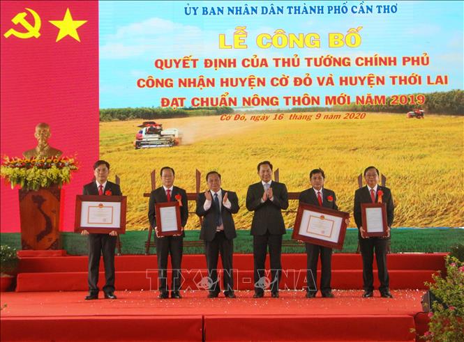 Trong ảnh: Bí thư Thành ủy Cần Thơ Trần Quốc Trung, Chủ tịch UBND thành phố Cần Thơ Lê Quang Mạnh chúc mừng huyện Cờ Đỏ và huyện Thới Lai được công nhận đạt chuẩn nông thôn mới. Ảnh: Thanh Liêm - TTXVN