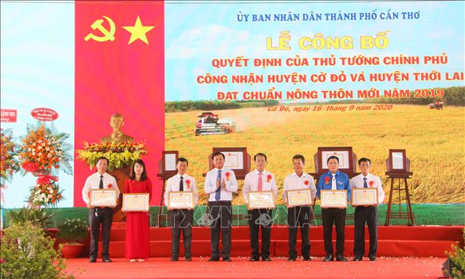 Trong ảnh: Trao Bằng khen của Chủ tịch UBND thành phố Cần Thơ cho đại diện các tập thể của huyện Thới Lai có thành tích xuất sắc trong xây dựng nông thôn mới. Ảnh: Thanh Liêm - TTXVN