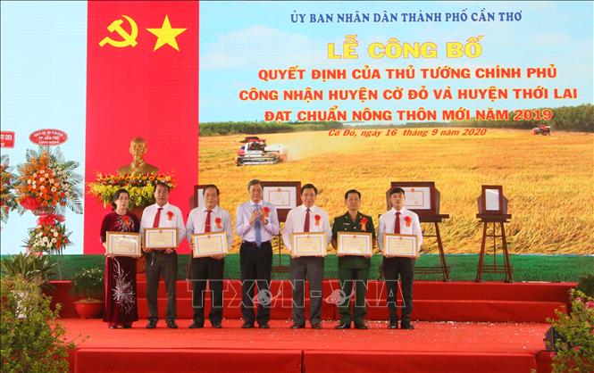 Trong ảnh: Trao Bằng khen của Chủ tịch UBND thành phố Cần Thơ cho đại diện các tập thể của huyện Cờ Đỏ có thành tích xuất sắc trong xây dựng nông thôn mới. Ảnh: Thanh Liêm - TTXVN
