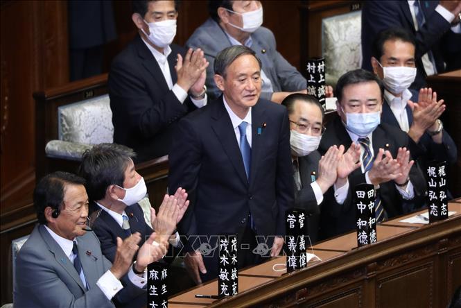 Trong ảnh: Ông Yoshihide Suga (giữa) được Quốc hội bầu chọn làm Thủ tướng mới của Nhật Bản, ngày 16/9/2020. Ảnh: THX/TTXVN