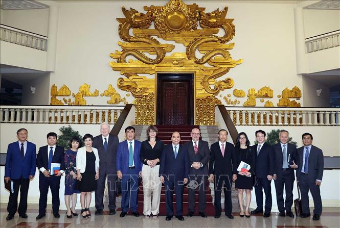Trong ảnh: Thủ tướng Nguyễn Xuân Phúc cùng Đại sứ Hà Lan, Đại sứ Bỉ với các nhà đầu tư EU. Ảnh: Thống Nhất - TTXVN