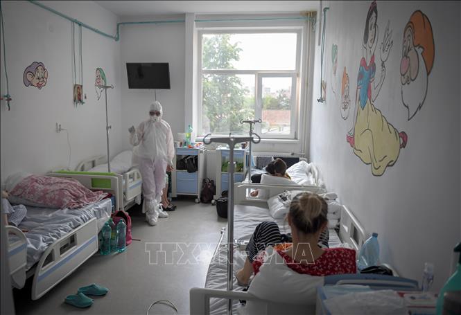 Trong ảnh: Bệnh nhân COVID-19 được điều trị tại bệnh viện ở Timisoara, Romania, ngày 18/7/2020. Ảnh: AFP/ TTXVN