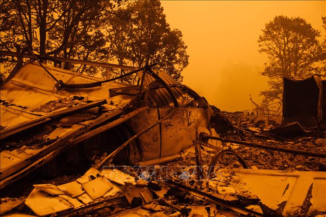 Trong ảnh: Bầu trời khu vực Gates, Oregon bao phủ bởi màu cam của khói lửa cháy rừng ngày 10/9/2020. Ảnh: AFP/TTXVN