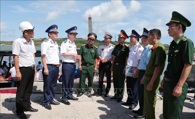 Trong ảnh: Thiếu tướng Bùi Quốc Oai trò chuyện cùng các lực lượng vũ trang đóng quân trên đảo Bạch Long Vĩ. Ảnh: TTXVN