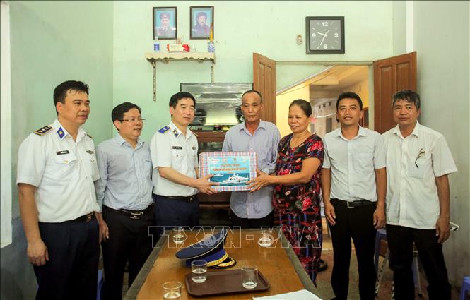 Trong ảnh: Thiếu tướng Bùi Quốc Oai thăm, tặng quà gia đình bà Đồng Thị Lan - thân nhân liệt sĩ của huyện đảo Bạch Long Vĩ. Ảnh: TTXVN