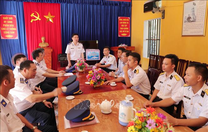 Trong ảnh: Thiếu tướng Bùi Quốc Oai thăm và làm việc với cán bộ, chiến sĩ Trạm Ra đa 27. Ảnh: TTXVN