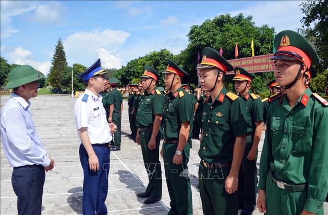 Trong ảnh: Thiếu tướng Bùi Quốc Oai thăm hỏi, động viên cán bộ, chiến sĩ Tiểu đoàn Phòng thủ đảo. Ảnh: TTXVN