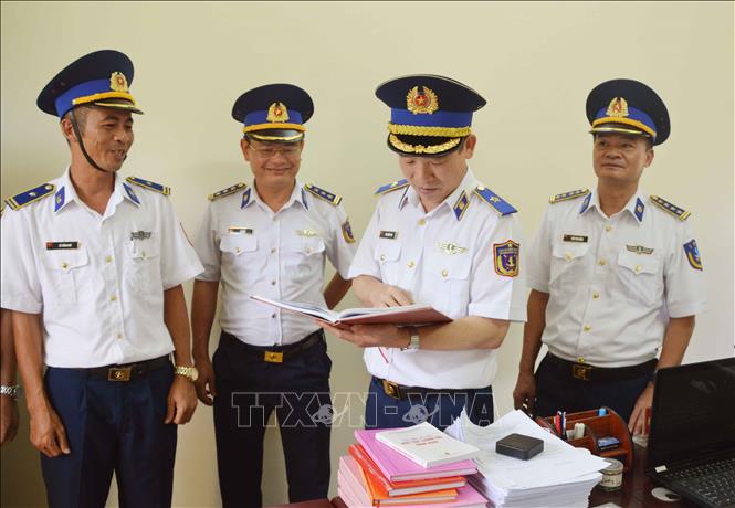 Trong ảnh: Thiếu tướng Bùi Quốc Oai kiểm tra sổ sách tại Trạm 1 Cảnh sát biển. Ảnh: TTXVN