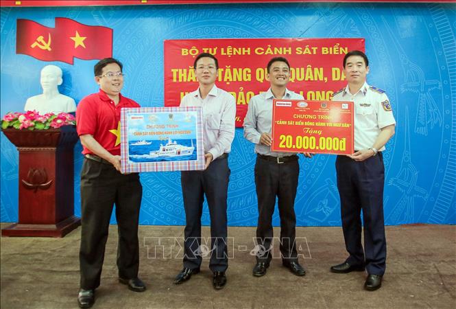 Trong ảnh: Thiếu tướng Bùi Quốc Oai tặng quà UBND huyện Bạch Long Vĩ. Ảnh: TTXVN