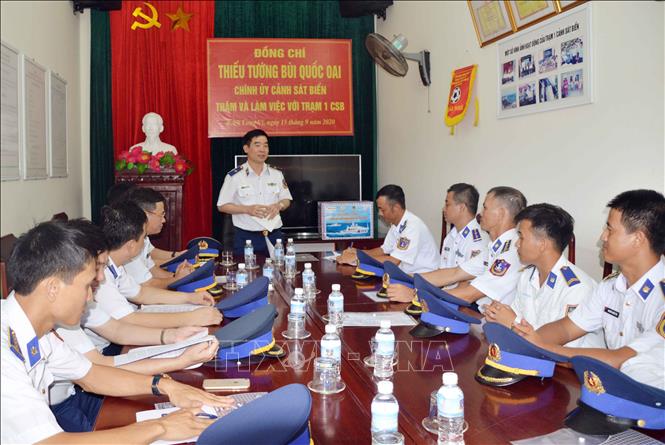 Trong ảnh: Thiếu tướng Bùi Quốc Oai làm việc tại Trạm 1 Cảnh sát biển. Ảnh: TTXVN