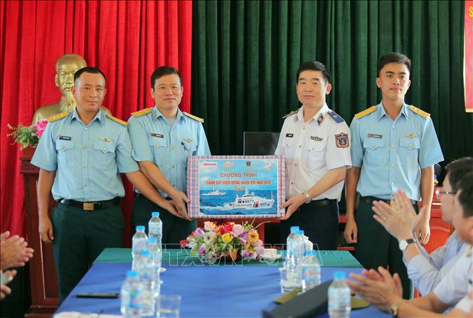 Trong ảnh: Thiếu tướng Bùi Quốc Oai thăm, tặng quà cán bộ, chiến sĩ Trạm Ra đa 27. Ảnh: TTXVN